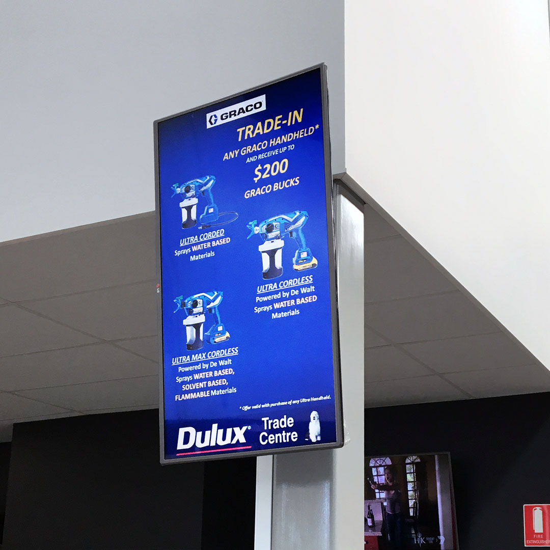 dulux_pole-mounted-portrait-screen