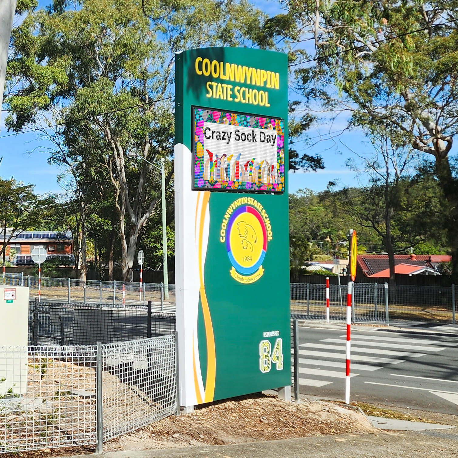 jds_coolnwynpin-state-school-solar-led-digital-sign